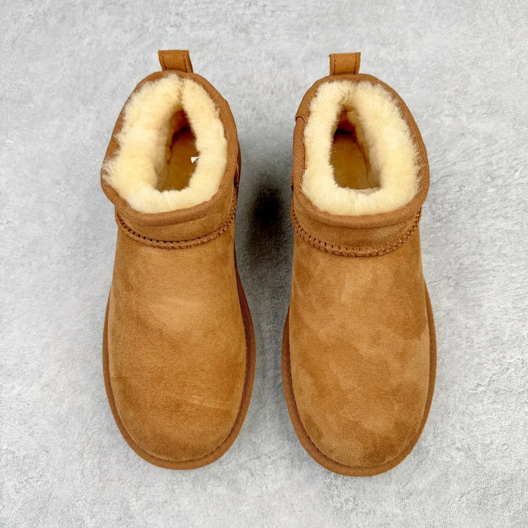 Pick up locally 💰520 UGG 6109 Zhou Dongyu Mini short boots, autumn and winter sheep fur integrated snow boots. All shoes are made from the same factory as ZP. Longfeng A-grade Australian imported sheep fur integrated men's and women's boots. Brand OEM production line. Fully follow the ZP process. OEM original pattern maker. Adhering to the principle of no original shoes and no development selection. Pay attention to every detail. The most authentic version on the market. TREADLITE "light wing" technology outsole. Lightweight/durable/flexible/pile type 35 36 37 38 39 40 41 42 43 44 45 Coding: by2936060